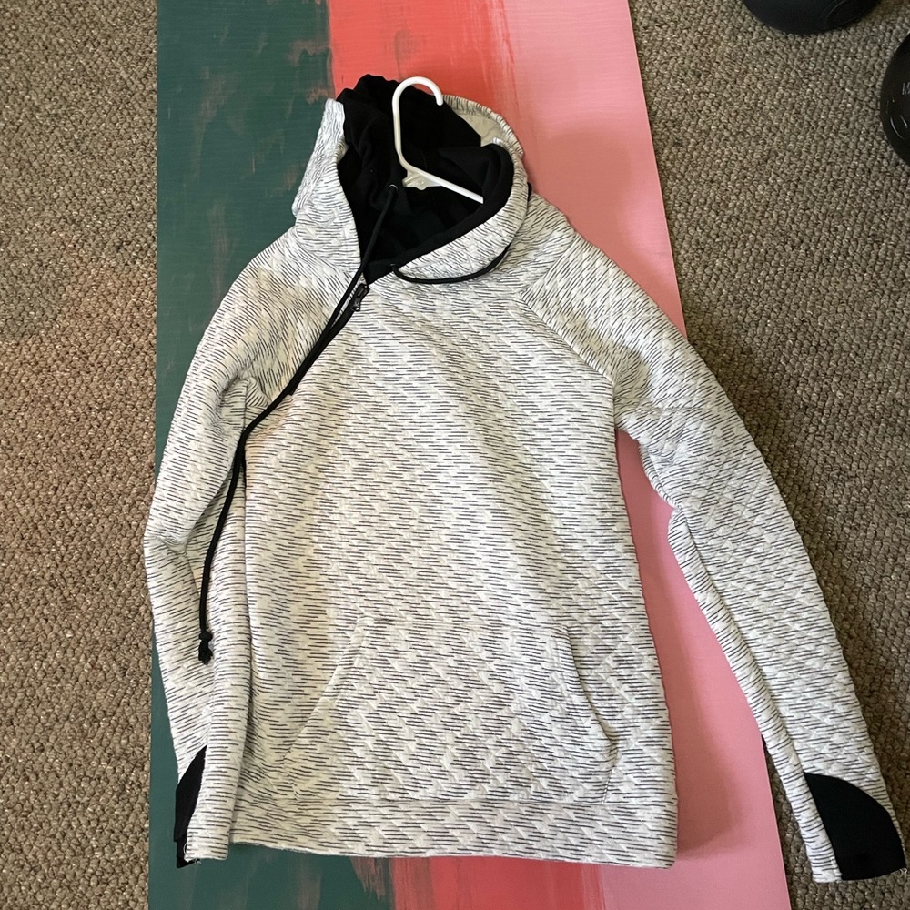 Thick sweatshirt w/ zip & kangaroo pockets, lined hood & thumbholes Size Small